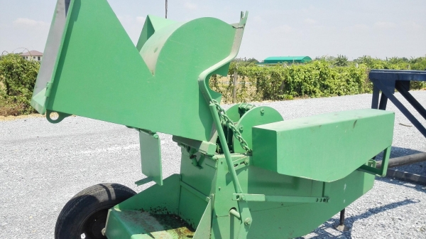 เครื่องสับย่อยไม้(ชิพไม้) ใช้กับมอเตอร์ 10-15 HP แบบโมบายเคลื่อนที่ลากจูงได้ เครื่องประกอบใหม่ 100\% เครื่องสับย่อยไม้(ชิพไม้) ใช้กับมอเตอร์ 10-15 HP แบบโมบายเคลื่อนที่ลากจูงได้ เครื่องประกอบใหม่ 100\%