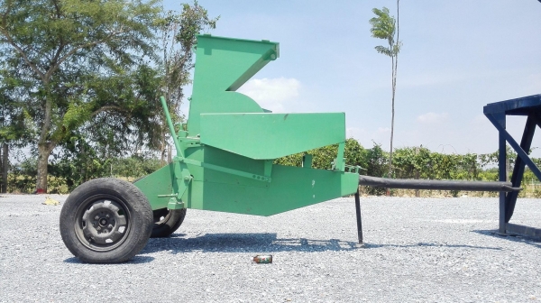 เครื่องสับย่อยไม้(ชิพไม้) ใช้กับมอเตอร์ 10-15 HP แบบโมบายเคลื่อนที่ลากจูงได้ เครื่องประกอบใหม่ 100\% เครื่องสับย่อยไม้(ชิพไม้) ใช้กับมอเตอร์ 10-15 HP แบบโมบายเคลื่อนที่ลากจูงได้ เครื่องประกอบใหม่ 100\%