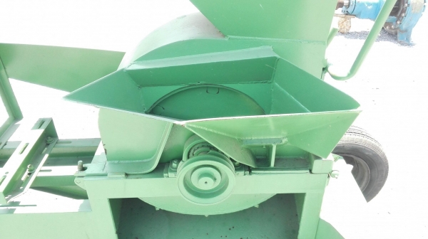 เครื่องสับย่อยไม้(ชิพไม้) ใช้กับมอเตอร์ 10-15 HP แบบโมบายเคลื่อนที่ลากจูงได้ เครื่องประกอบใหม่ 100\%