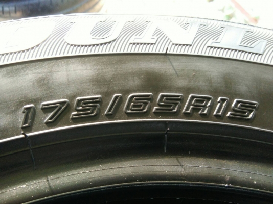 ขายยาง 175/65R15 DUNLOP ปลายปี18 ดอกยางหนาเต็มสดเท่ากันไม่่ร้าวไม่กินข้างไม่มีปะ ชุดละ 2500 บาท
