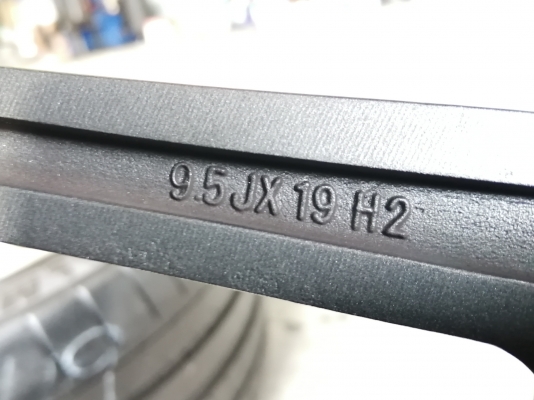 ล้อ AMG style6 ขอบ19 หน้า 8.5 นิ้ว +32 หลัง 9.5 นิ้ว +32 สภาพใหม่ เพิ่งทำสีมาใหม่ พร้อมยางหน้า Achilles 245 35 19 ปี17 ยางหลัง Michelin 245 35 19 ปลายปี16 ดอกเต็ม ใช้ยาว ราคาไม่แพง