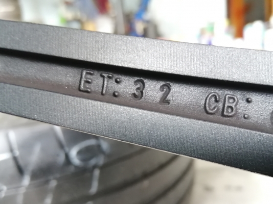 ล้อ AMG style6 ขอบ19 หน้า 8.5 นิ้ว +32 หลัง 9.5 นิ้ว +32 สภาพใหม่ เพิ่งทำสีมาใหม่ พร้อมยางหน้า Achilles 245 35 19 ปี17 ยางหลัง Michelin 245 35 19 ปลายปี16 ดอกเต็ม ใช้ยาว ราคาไม่แพง