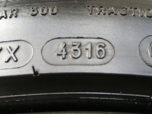 ล้อ AMG style6 ขอบ19 หน้า 8.5 นิ้ว +32 หลัง 9.5 นิ้ว +32 สภาพใหม่ เพิ่งทำสีมาใหม่ พร้อมยางหน้า Achilles 245 35 19 ปี17 ยางหลัง Michelin 245 35 19 ปลายปี16 ดอกเต็ม ใช้ยาว ราคาไม่แพง