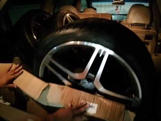 ล้อ AMG style6 ขอบ19 หน้า 8.5 นิ้ว +32 หลัง 9.5 นิ้ว +32 สภาพใหม่ เพิ่งทำสีมาใหม่ พร้อมยางหน้า Achilles 245 35 19 ปี17 ยางหลัง Michelin 245 35 19 ปลายปี16 ดอกเต็ม ใช้ยาว ราคาไม่แพง