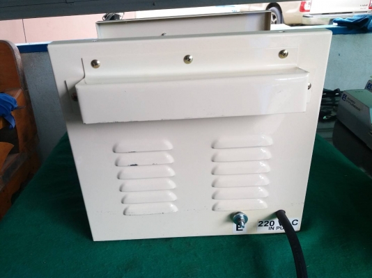 หม้อแปลงพร้อมกล่อง ขนาด 10A หรือ 1,000VA ไฟเข้า 220V ออก 100V สายไฟยาว 2 เมตรเส้นใหญ่ ไม่มีปลั๊กตัวผู้ตามภาพ ช่องเสียบไฟ 100V มี 2 ช่องเสียบใช้ขาแบนมีกราวด์ กล่องเหล็กหนา มีหูจับด้านข้าง สภาพใช้งานได้ปกติ ราคา 2,000 บาทรวมส่งค่ะ