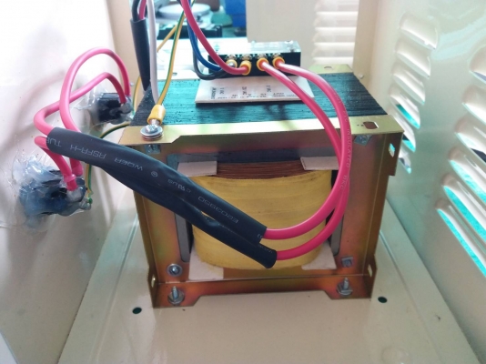 หม้อแปลงพร้อมกล่อง ขนาด 10A หรือ 1,000VA ไฟเข้า 220V ออก 100V สายไฟยาว 2 เมตรเส้นใหญ่ ไม่มีปลั๊กตัวผู้ตามภาพ ช่องเสียบไฟ 100V มี 2 ช่องเสียบใช้ขาแบนมีกราวด์ กล่องเหล็กหนา มีหูจับด้านข้าง สภาพใช้งานได้ปกติ ราคา 2,000 บาทรวมส่งค่ะ