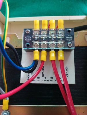 หม้อแปลงพร้อมกล่อง ขนาด 10A หรือ 1,000VA ไฟเข้า 220V ออก 100V สายไฟยาว 2 เมตรเส้นใหญ่ ไม่มีปลั๊กตัวผู้ตามภาพ ช่องเสียบไฟ 100V มี 2 ช่องเสียบใช้ขาแบนมีกราวด์ กล่องเหล็กหนา มีหูจับด้านข้าง สภาพใช้งานได้ปกติ ราคา 2,000 บาทรวมส่งค่ะ