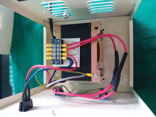 หม้อแปลงพร้อมกล่อง ขนาด 10A หรือ 1,000VA ไฟเข้า 220V ออก 100V สายไฟยาว 2 เมตรเส้นใหญ่ ไม่มีปลั๊กตัวผู้ตามภาพ ช่องเสียบไฟ 100V มี 2 ช่องเสียบใช้ขาแบนมีกราวด์ กล่องเหล็กหนา มีหูจับด้านข้าง สภาพใช้งานได้ปกติ ราคา 2,000 บาทรวมส่งค่ะ