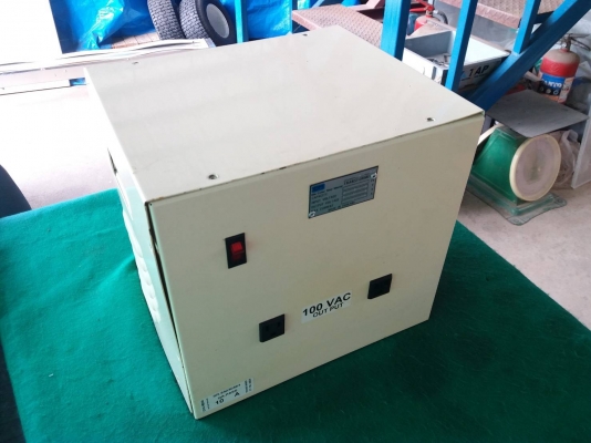 หม้อแปลงพร้อมกล่อง ขนาด 10A หรือ 1,000VA ไฟเข้า 220V ออก 100V สายไฟยาว 2 เมตรเส้นใหญ่ ไม่มีปลั๊กตัวผู้ตามภาพ ช่องเสียบไฟ 100V มี 2 ช่องเสียบใช้ขาแบนมีกราวด์ กล่องเหล็กหนา มีหูจับด้านข้าง สภาพใช้งานได้ปกติ ราคา 2,000 บาทรวมส่งค่ะ