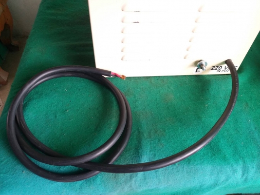 หม้อแปลงพร้อมกล่อง ขนาด 10A หรือ 1,000VA ไฟเข้า 220V ออก 100V สายไฟยาว 2 เมตรเส้นใหญ่ ไม่มีปลั๊กตัวผู้ตามภาพ ช่องเสียบไฟ 100V มี 2 ช่องเสียบใช้ขาแบนมีกราวด์ กล่องเหล็กหนา มีหูจับด้านข้าง สภาพใช้งานได้ปกติ ราคา 2,000 บาทรวมส่งค่ะ