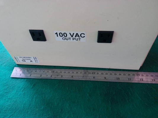 หม้อแปลงพร้อมกล่อง ขนาด 10A หรือ 1,000VA ไฟเข้า 220V ออก 100V สายไฟยาว 2 เมตรเส้นใหญ่ ไม่มีปลั๊กตัวผู้ตามภาพ ช่องเสียบไฟ 100V มี 2 ช่องเสียบใช้ขาแบนมีกราวด์ กล่องเหล็กหนา มีหูจับด้านข้าง สภาพใช้งานได้ปกติ ราคา 2,000 บาทรวมส่งค่ะ
