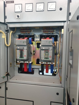 ตู้เบรกเกอร์เมน 800 แอมป์ 2 ฝั่ง เหมือนกัน เมนกลาง 800 2 ตัว จำนวน 1 ชุด ราคา 120000 บาท