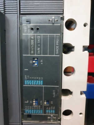 ตู้เบรกเกอร์เมน 800 แอมป์ 2 ฝั่ง เหมือนกัน เมนกลาง 800 2 ตัว จำนวน 1 ชุด ราคา 120000 บาท