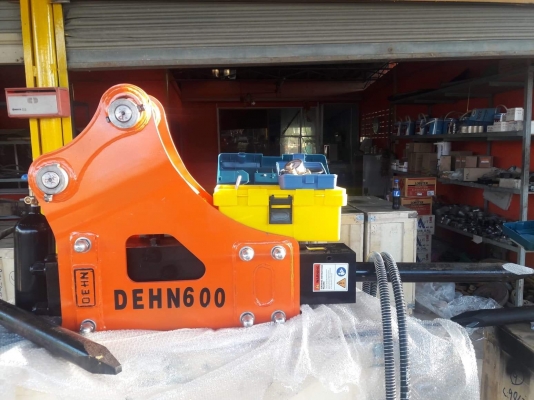 หัวแย๊กของใหม่นำเข้าโดยตรง  ยี่ห้อ DEHN600 (ใส่รถขุดPC-40 ถึง PC-60)ราคาสุดคุ้ม 48,000 บาทเท่านั้น รับประกัน6เดือน แถมฟรี ชุดเข็ม ถังไนโตรเจน เครื่องมือ สายไฮดรอลิค สนใจติดต่อ 099-907-9273 กิ๊ฟ กมลชนก