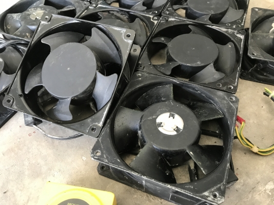 ขายพัดลมเล็กระบายอากาศเครื่องจักร 220V ไฟบ้าน สภาพสวย หมุนนิ่ม พร้อมใช้งาน มี 10ตัว ราคาตัวละ 280บาทพร้อมส่ง