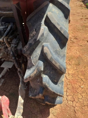 YANMAR EF 393T - 4WD ปี 57 รถไถ 2 เพลา เอกสารทะเบียน รถ 39 แรงทำงาน 2,200 ชม สวยสภาพดีพร้อมใช้งานได้เลยครับ อุปกรณ์ 3 ชิ้น มีใบดันหน้า ผาน 5 โรตารี่ สภาพดีทุกชิ้นพร้อมใช้งาน เครื่องแรงดี ช่วงล่างแน่น ราคาต่อรองได้ครับ