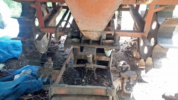 ขายเครื่องปลูกอ้อยกลกิจร่องคู่ 40เซนพร้อมใช้สวยๆ ขายเครื่องปลูกอ้อยกลกิจร่องคู่ 40เซนพร้อมใช้สวยๆ