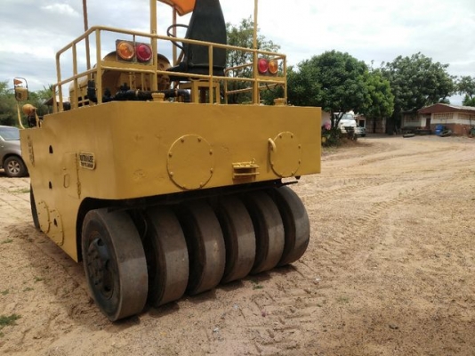 ขายรถบด 11 ล้อ  รถสวยๆ ยางดี  สภาพ พร้อมใช้งาน เจ้าของขายเอง  370,000  บาท