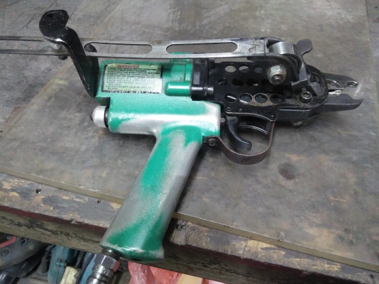 ชายปืนลูกแม็กทำพวกกรงไก่ไข่ทีนอนเตียงสปริง