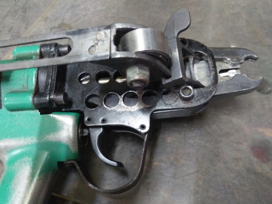 ชายปืนลูกแม็กทำพวกกรงไก่ไข่ทีนอนเตียงสปริง