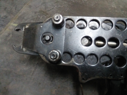 ชายปืนลูกแม็กทำพวกกรงไก่ไข่ทีนอนเตียงสปริง