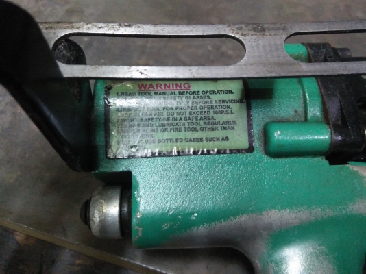 ชายปืนลูกแม็กทำพวกกรงไก่ไข่ทีนอนเตียงสปริง