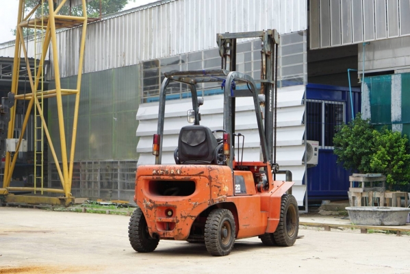 โฟล์คลิฟท์ Nissan FG20 ยก 2-2.5 ตัน เสายกสูง 4.5 เมตร เกียร์ออโต้ ล้อหน้าคู่ ยางตันเปลี่ยนใหม่ 6 เส้น โฟล์คลิฟท์ Nissan FG20 ยก 2-2.5 ตัน เสายกสูง 4.5 เมตร เกียร์ออโต้ ล้อหน้าคู่ ยางตันเปลี่ยนใหม่ 6 เส้น