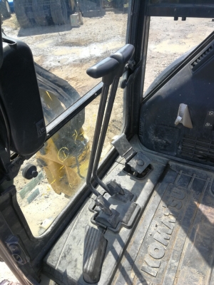 ราคาพิเศษ KOMATSU PC 30MR-3 นำเข้าจากญี่ปุ่นโดยตรง ชั่วโมงทำงานน้อย พร้อมตู้เก๋งสวยๆ โทร.090-986-2521 อ๊อบ