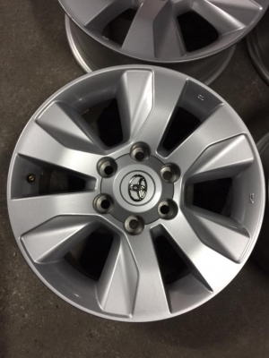 ล้อรีโว่ ขอบ17+น๊อต (ถอดป้ายแดงวิ่งไปหมื่นโล) สนใจถามได้ครับ โทร0879050181.จัดส่งได้ทั่วไทย