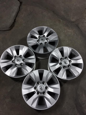 ล้อรีโว่ ขอบ17+น๊อต (ถอดป้ายแดงวิ่งไปหมื่นโล) สนใจถามได้ครับ โทร0879050181.จัดส่งได้ทั่วไทย