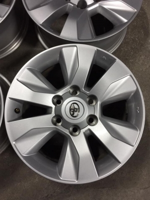 ล้อรีโว่ ขอบ17+น๊อต (ถอดป้ายแดงวิ่งไปหมื่นโล) สนใจถามได้ครับ โทร0879050181.จัดส่งได้ทั่วไทย