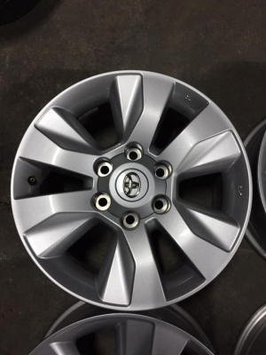 ล้อรีโว่ ขอบ17+น๊อต (ถอดป้ายแดงวิ่งไปหมื่นโล) สนใจถามได้ครับ โทร0879050181.จัดส่งได้ทั่วไทย