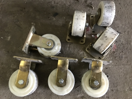 ขายลูกล้ออุตสาหกรรม ขนาด 5นิ้ว แบบล้อตาย สภาพสวย ฐานเเข็งแรง รุ่นลูกปืนใหญ่ หมุนนิ่มทุกตัว ขายเป็นชุด 4ล้อ ราคาชุดละ 750 บาท