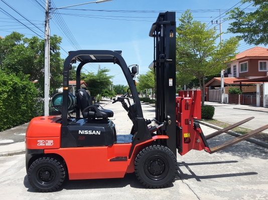 2.5 ตันเสายกสูง 4 เมตรติดตั้งงาเทพร้อมบุ้งกี๋  สนใจ 0813535948