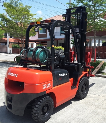 2.5 ตันเสายกสูง 4 เมตรติดตั้งงาเทพร้อมบุ้งกี๋  สนใจ 0813535948