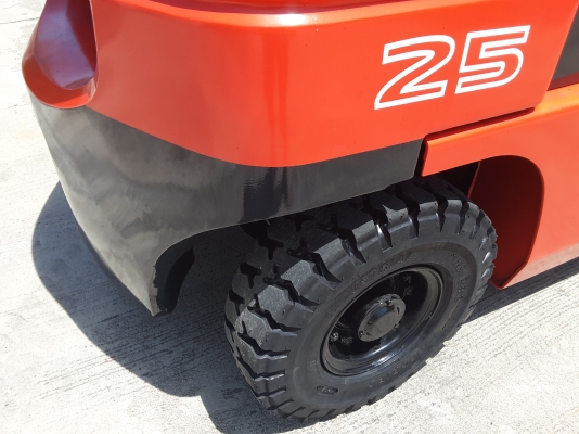 2.5 ตันเสายกสูง 4 เมตรติดตั้งงาเทพร้อมบุ้งกี๋  สนใจ 0813535948