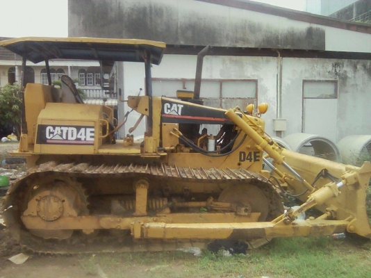ขายด่วน รถแทรกเตอร์ CATERPILLAR D4E ราคา 350000 ต่อรองได้อีกถ้าสนใจ