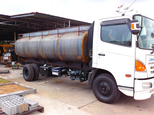 รับต่อแท้งค์บรรทุกน้ำมันเชื้อเพลิง