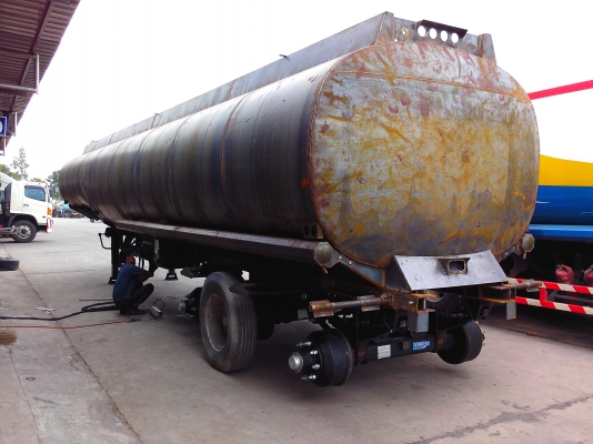 รับต่อแท้งค์บรรทุกน้ำมันเชื้อเพลิง