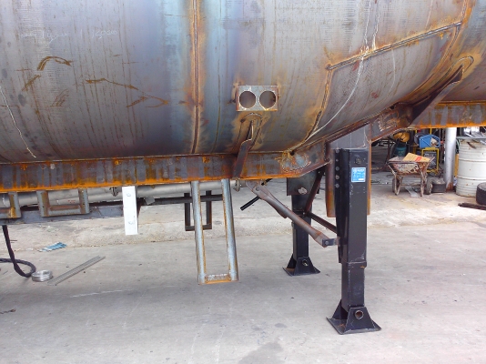 รับต่อแท้งค์บรรทุกน้ำมันเชื้อเพลิง