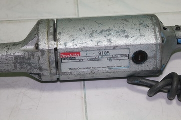 เครื่องเจียร์คอตรงยี่ห้อ makita รุ่น9105ขนาด 5นิ้ว สภาพดีพร้อมใช้งานครับ