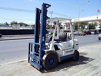 ขายรถยกมิตซูบิชิ 2.5 ตัน (รุ่นใหม่) เครื่องเบนซิน ( 2ระบบ น้ำมัน/แก๊ส)  เกียร์ออโต้ งาสไลด์ข้าง กระบอกคู่   เสาสูง 4 เมตร  พวงมาลัยเพาเว่อร์  สีเดิมจากนอก นำเข้าจากญี่ปุ่น ใช้งานได้ทันที