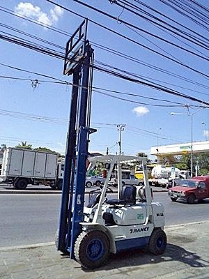 ขายรถยกมิตซูบิชิ 2.5 ตัน (รุ่นใหม่) เครื่องเบนซิน ( 2ระบบ น้ำมัน/แก๊ส)  เกียร์ออโต้ งาสไลด์ข้าง กระบอกคู่   เสาสูง 4 เมตร  พวงมาลัยเพาเว่อร์  สีเดิมจากนอก นำเข้าจากญี่ปุ่น ใช้งานได้ทันที