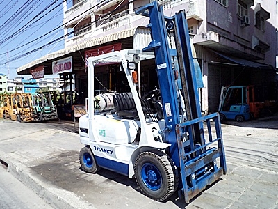 ขายรถยกมิตซูบิชิ 2.5 ตัน (รุ่นใหม่) เครื่องเบนซิน ( 2ระบบ น้ำมัน/แก๊ส)  เกียร์ออโต้ งาสไลด์ข้าง กระบอกคู่   เสาสูง 4 เมตร  พวงมาลัยเพาเว่อร์  สีเดิมจากนอก นำเข้าจากญี่ปุ่น ใช้งานได้ทันที