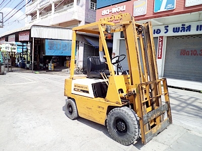 ขายรถยกโคมัสสึ 1.5 ตัน  เครื่องเบนซิน กระบอกคู่ เสาสูง 3 เมตร  พวงมาลัยเพาเว่อร์  สีเดิมจากนอก นำเข้าจากญี่ปุ่น ใช้งานได้ทันที