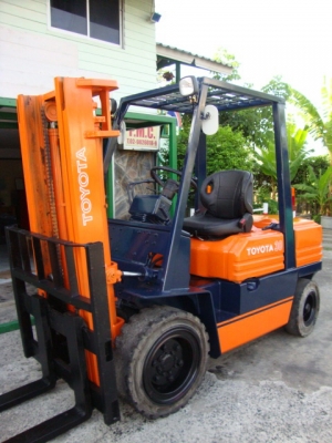 ขายรถโฟล์คลิฟท์  TOYOTA  5FD30  เครื่องยนต์ดีเซล  เกียร์ธรรมดา  เสาสูง  3  เมตร งา 1,070  มม. ยางตัน