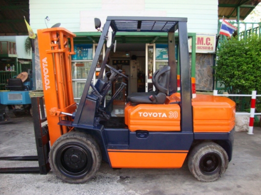 ขายรถโฟล์คลิฟท์  TOYOTA  5FD30  เครื่องยนต์ดีเซล  เกียร์ธรรมดา  เสาสูง  3  เมตร งา 1,070  มม. ยางตัน