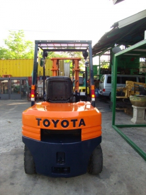 ขายรถโฟล์คลิฟท์  TOYOTA  5FD30  เครื่องยนต์ดีเซล  เกียร์ธรรมดา  เสาสูง  3  เมตร งา 1,070  มม. ยางตัน