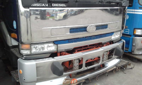 หัวเก๋ง 10 ล้อ UD(NISSAN) ตาเพชร