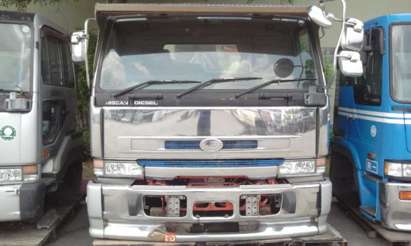 หัวเก๋ง 10 ล้อ UD(NISSAN) ตาเพชร